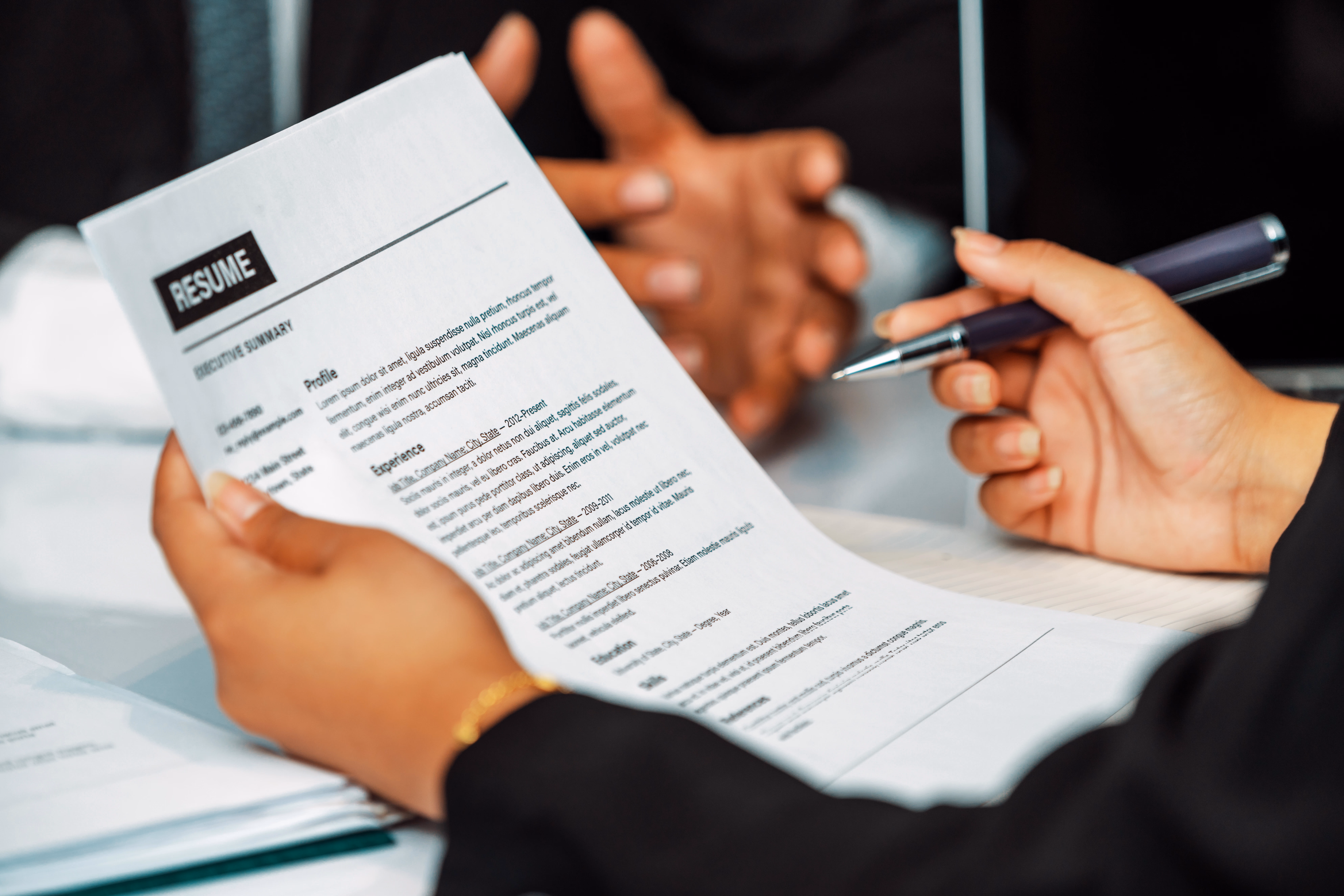 Motiviertes Team im modernen Büro – Employer Branding in der Praxis