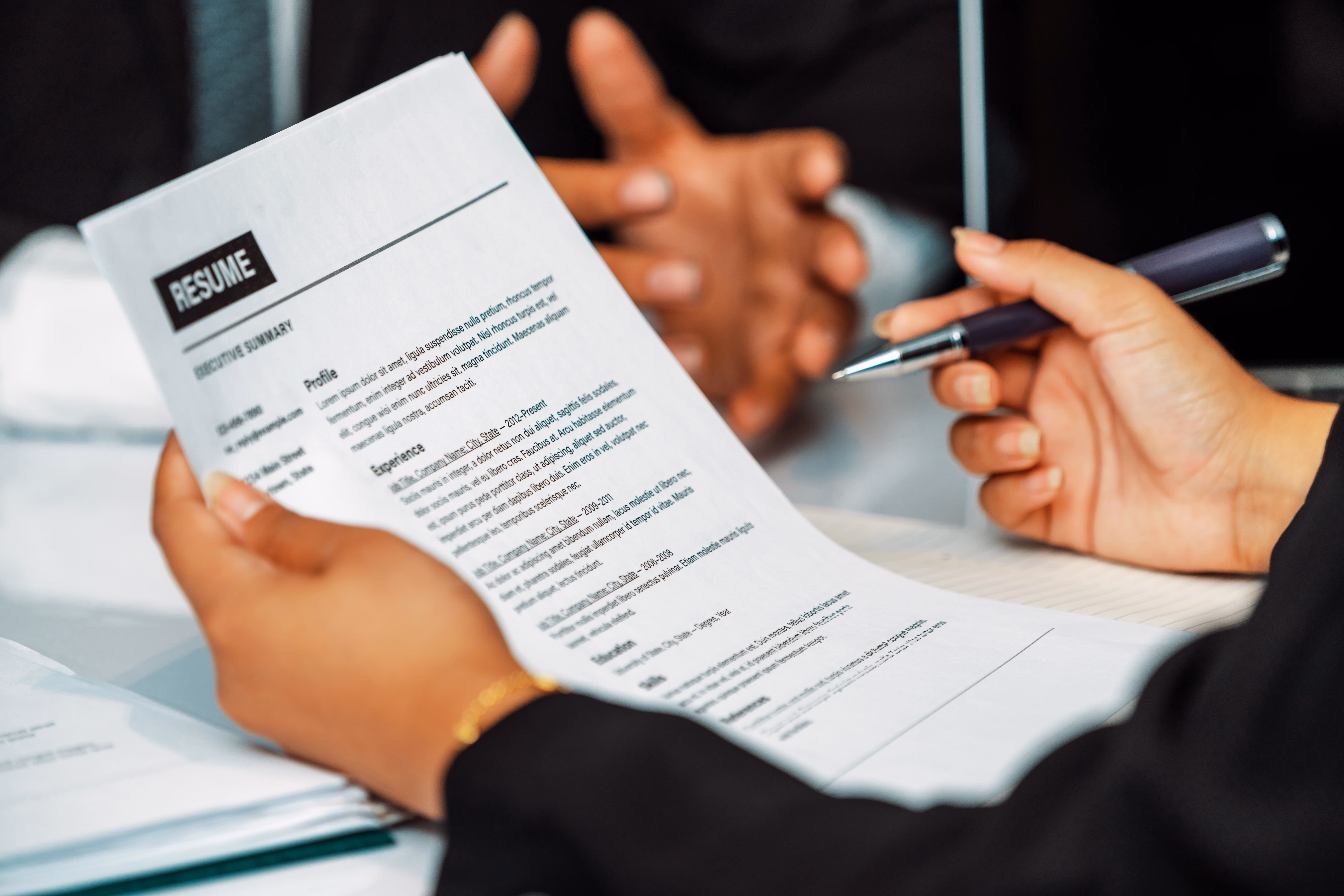 Motiviertes Team im modernen Büro – Employer Branding in der Praxis