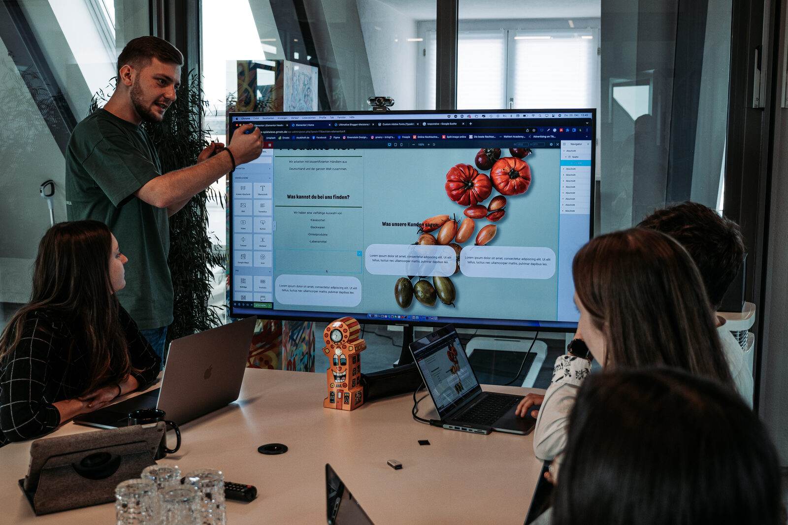 Team-Workshop am großen Bildschirm — Strategie, bevor designt wird