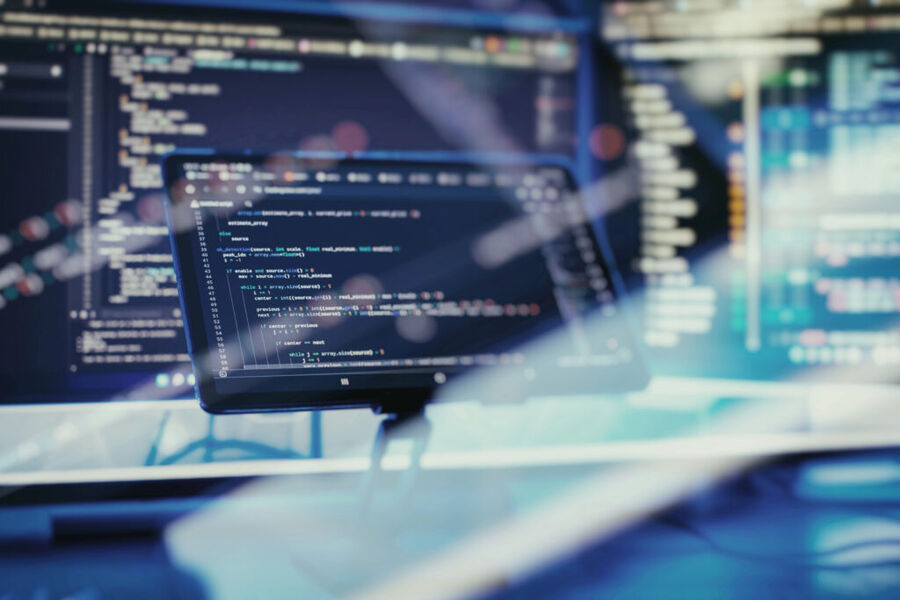 Computerbildschirm mit Code und Datenanalyse