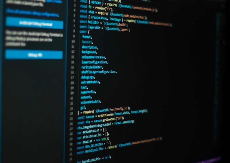 Nahaufnahme von Computer-Code auf Bildschirm.