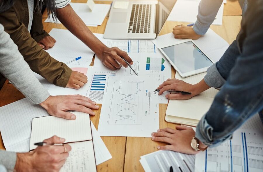 Menschen diskutieren Dokumente am Tisch