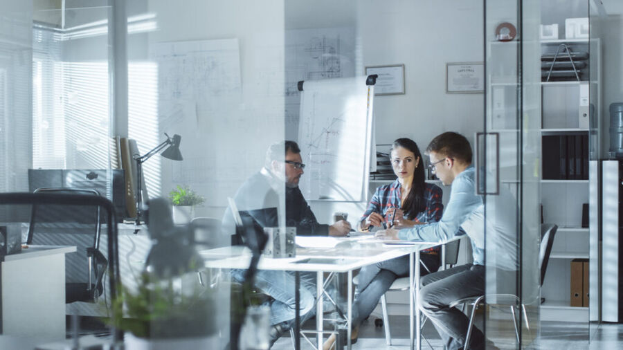 Warum jedes Unternehmen eine Designagentur braucht – Kreative Zusammenarbeit für Corporate Identity