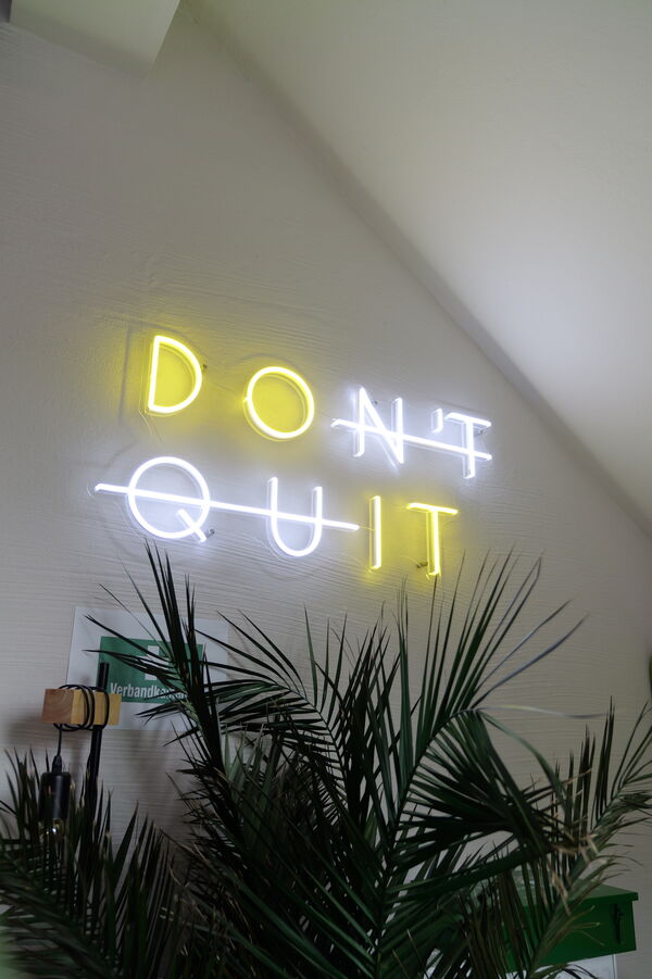 Neon-Kunst und Industriecharme