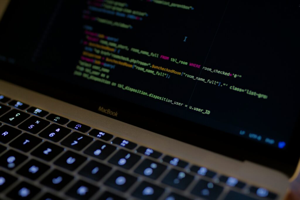 Laptop mit angezeigtem Programmiercode auf Bildschirm