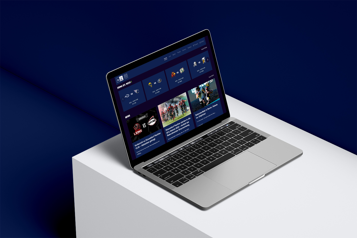 Laptop mit geöffneter Sport-Website auf Tisch