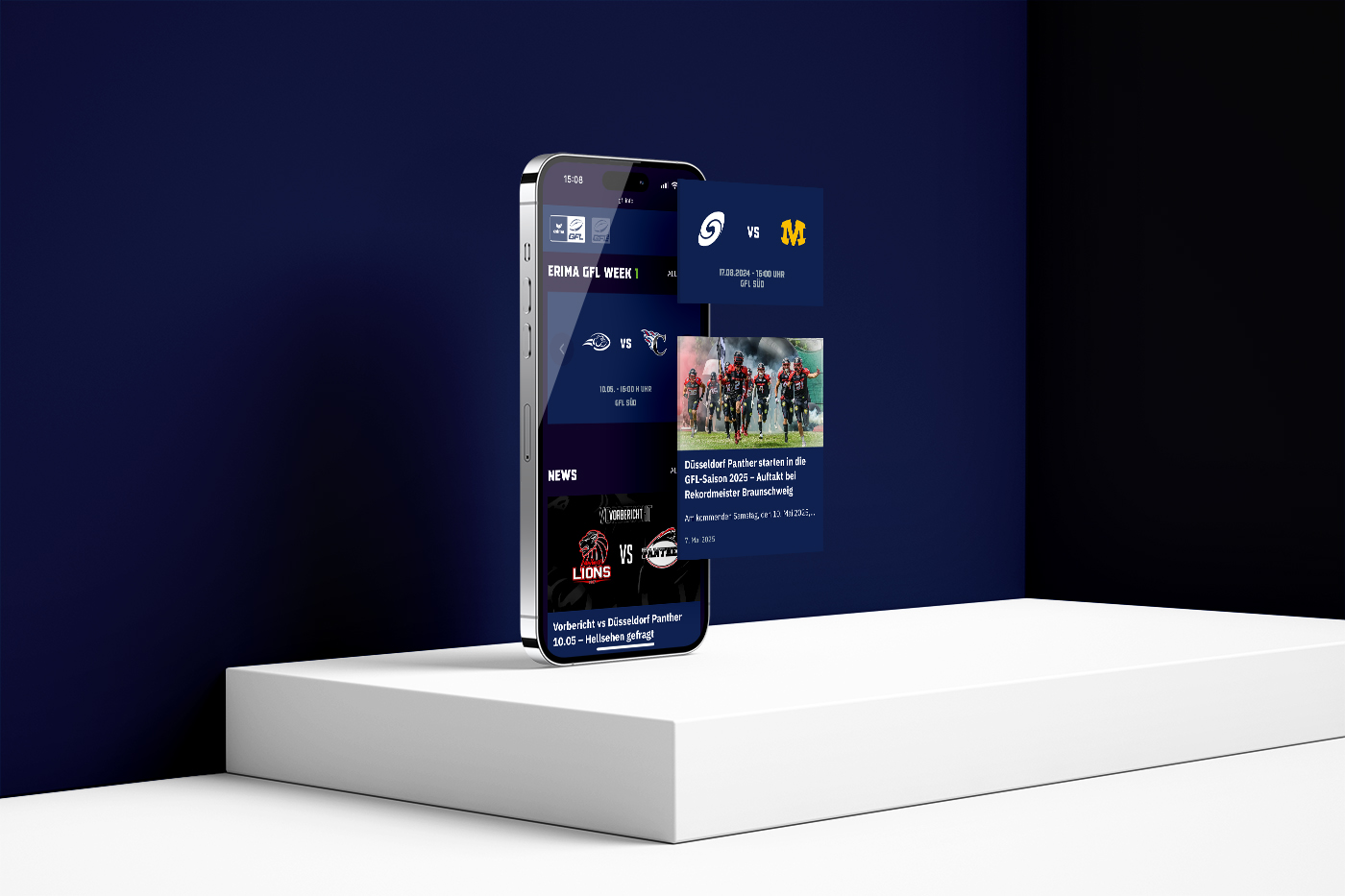 Smartphone mit Football-App-Anzeige auf Podest.