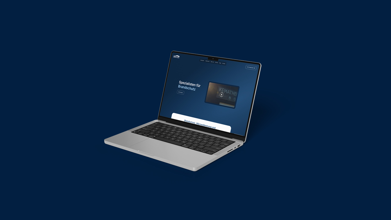 Laptop zeigt Webseite über Brandschutz